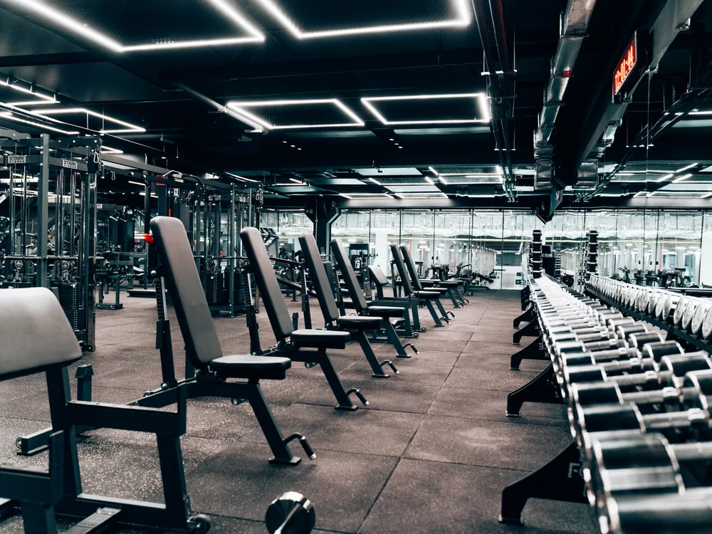 Academia equipada com equipamentos de musculação profissionais Stark Strong