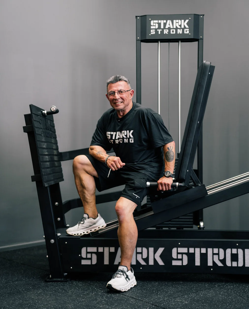Leg press da linha profissional Stark Strong em uso na academia